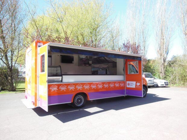 Food truck solidaire construit par Hedimag