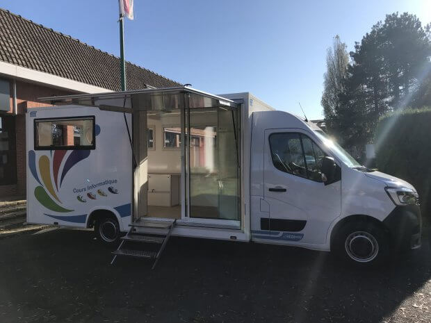 Camion bureau d’Alsace Connect pour vous familiariser à l’informatique